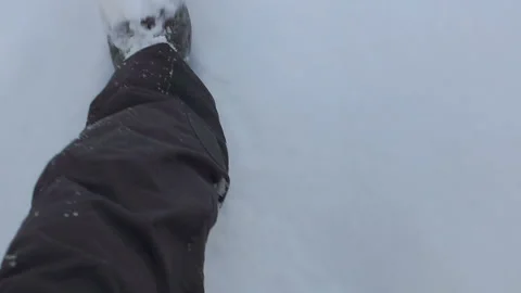Steps forward over the white deep snow. go ahead overcoming obstacles 库存影片 86400023