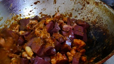 Steps to make a chicken spicy curry in thai style. Contains chicken, chilli.. Vídeos de archivo 76241653