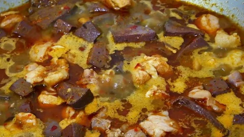 Steps to make a chicken spicy curry in thai style. Contains chicken, chilli.. Vídeos de archivo 76241654