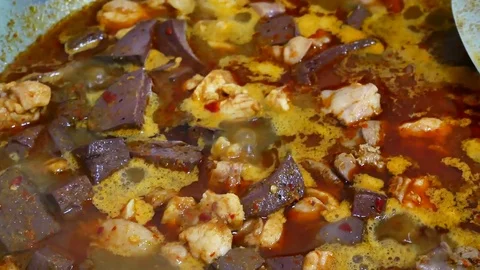Steps to make a chicken spicy curry in thai style. Contains chicken, chilli.. Video stock 76246139