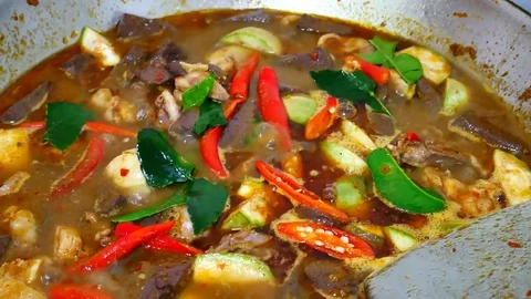 Steps to make a chicken spicy curry in thai style. Contains chicken, chilli.. Stockbeeldmateriaal 76246166