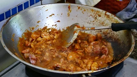 Steps to make a chicken spicy curry in thai style. Contains chicken, chilli.. Vídeo Stock 76246238