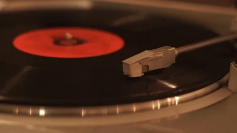 Stereo turntable record player with spinning vintage vinyl disc playing music Stockbeeldmateriaal 107777529