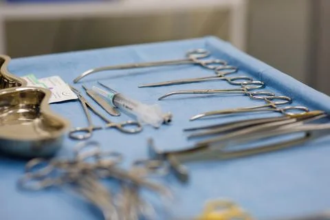 Sterile instruments for surgery on a tray Foto stock