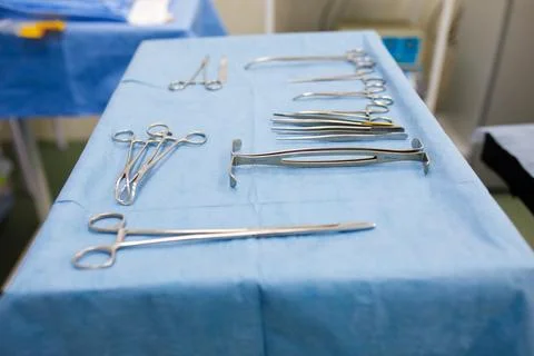Sterile instruments for surgery on a tray Foto stock