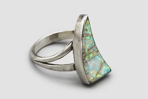 Sterling Opal Inlay Ring, 925 Silver Triangle Ring, White Rainbow Stone Stock-Fotos