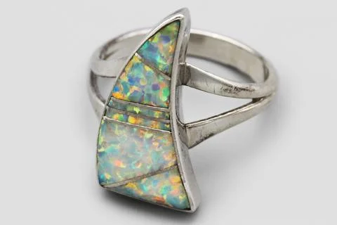 Sterling Opal Inlay Ring, 925 Silver Triangle Ring, White Rainbow Stone Stock-Fotos