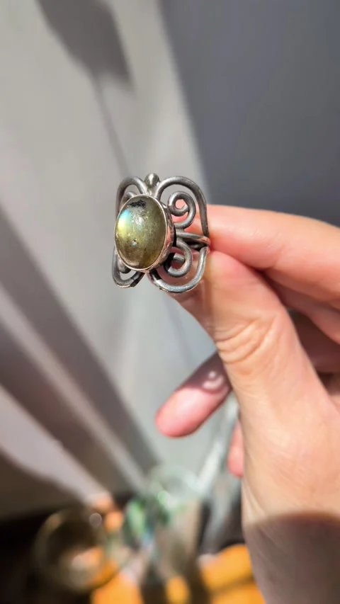 Sterling Oval Labradorite Ring, Vintage Indian Large Silver Swirl Ring, 925 動画素材 345526184