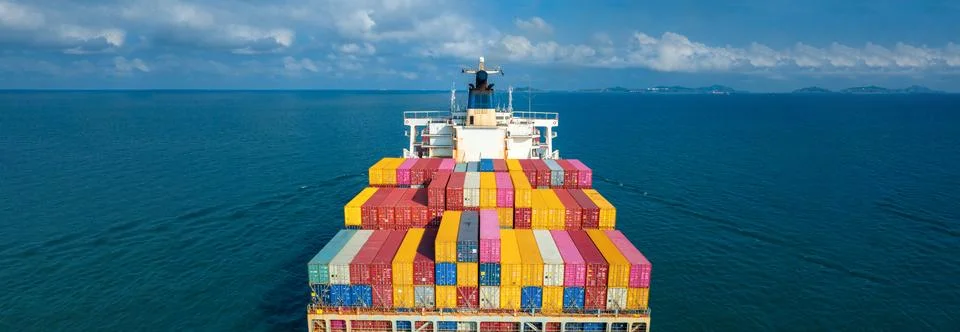 Stern of large cargo ship import export container box on the ocean sea on b.. Foto stock