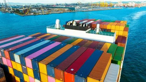 Stern of large cargo ship import export container box on the ocean sea on b.. Foto stock