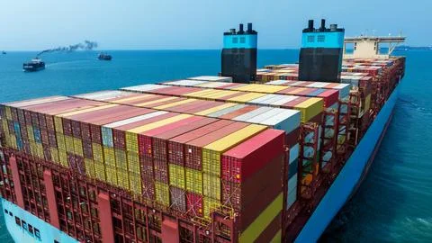 Stern of large cargo ship import export container box on the ocean sea on b.. Foto stock
