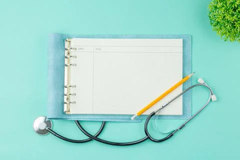 Stethoscope with notepad on green background. Foto stock