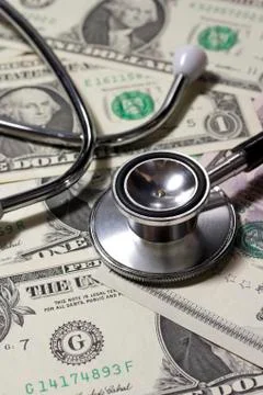 Stethoscope on various US dollar banknotes Foto stock