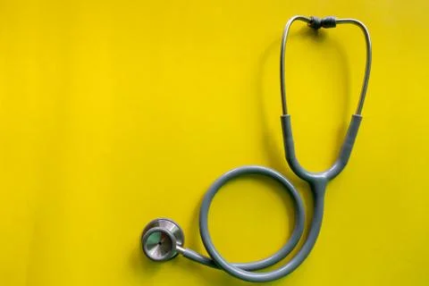 Stethoscope on a yellow background with space for text. Foto stock