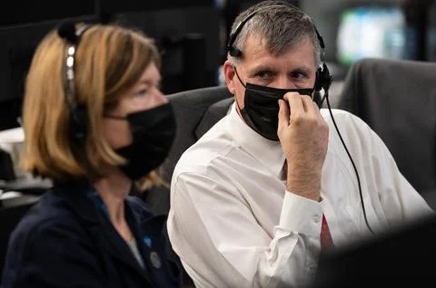 Steve Stich, program manager for NASA's Commercial Crew Program speaks with.. Foto stock