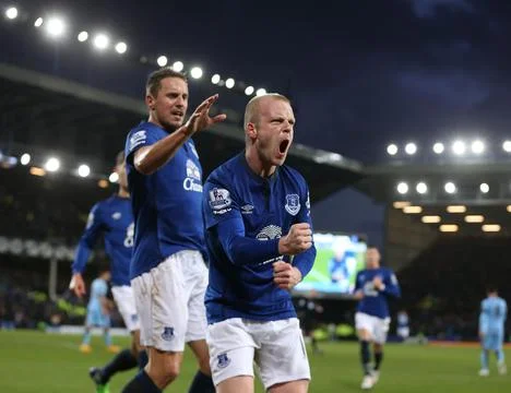 Steven Naismith Heads Everton's Equaliser. Everton V Man City Picture By Ian Hod Stock Photos