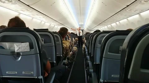 Steward demonstrating oxygen mask for in-flight safety instructions Vidéo 279845490