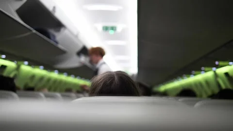 Steward provides instructions to passengers on plane The steward communicates Vidéo 280080206
