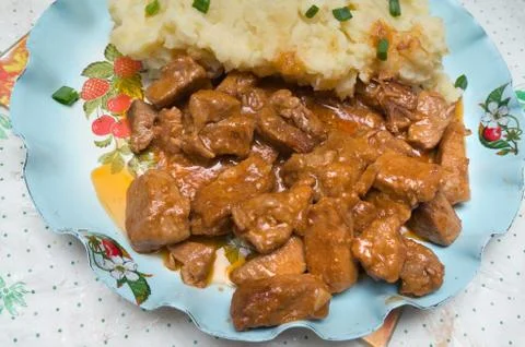 Stewed meat with mashed potatoes on a dish Foto stock
