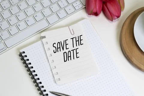Stick with text Save the Date on the white and red notepad Foto stock