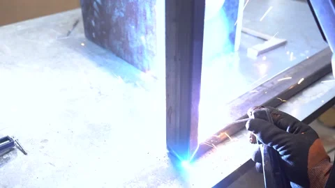 Stick Welding a Rectangular Tube on a Steel or Iron Workbench 스톡 동영상 302302649