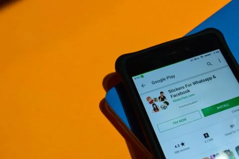 Stickers For Whatsapp &amp; Facebook dev app on Smartphone screen Stock-Fotos