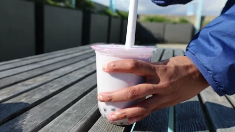 Sticking a straw into a bubble tea Video stock 277421115