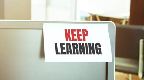 Sticky note on the computer. Text KEEP LEARNING Stock Photos
