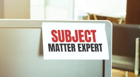 Sticky note on the computer. Text SUBJECT MATTER EXPERT Stock Photos