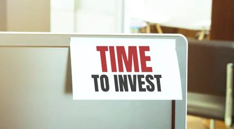 Sticky note on the computer. Text TIME TO INVEST Stock Photos