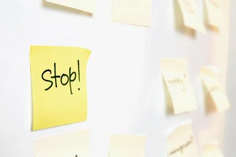 Sticky Note Message Stop On Whiteboard Foto stock