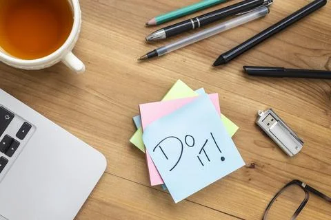 Sticky Note with Motivational Message Do It Foto stock