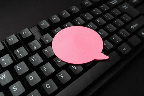 Sticky Note Placed On Keys. Notes On Keyboard, Speech Cloud Shape Note Top... Foto stock