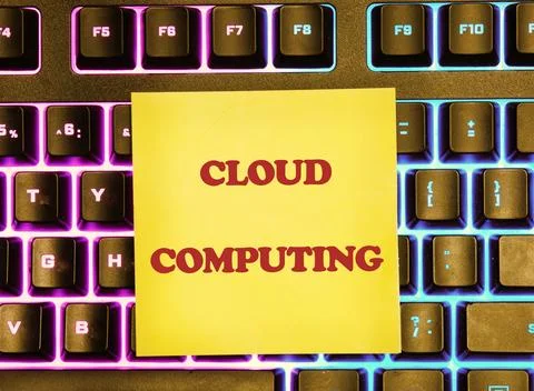 A sticky note with the text cloud computing placed on a vibrant keyboard, ill Foto stock