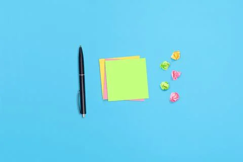 Sticky notes and a pen on the table 库存照片
