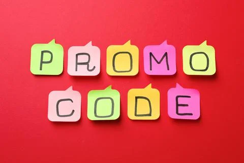 Sticky notes with words Promo Code on red background, flat lay 스톡 사진