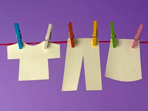 Sticky yellow papers notes hanging on clothes peg, on a purple background. Foto stock