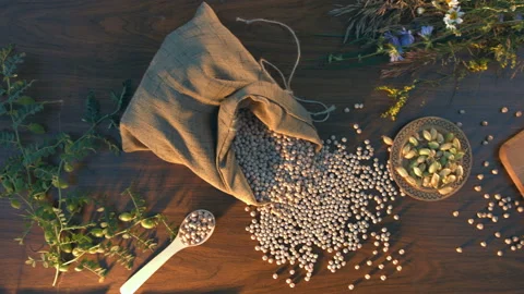 Still life with chickpeas on the table. Видео 87100665