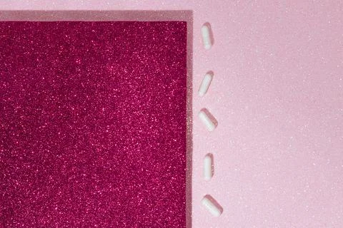 Still Life Close up on Pink Background White Pills Capsules for Treatment o.. 库存照片