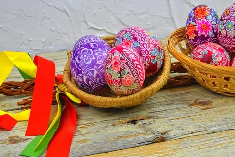Still life with Easter eggs. Decorated Easter eggs lay in a wicker basket on a Stock-Fotos