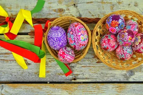 Still life with Easter eggs. Decorated Easter eggs lay in a wicker basket on a Fotos de archivo