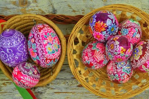 Still life with Easter eggs. Decorated Easter eggs lay in a wicker basket on a Stock-Fotos