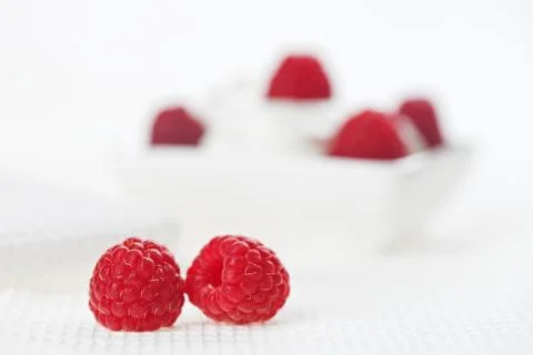 Still life with pair of raspberry on white linen table cloth, copy space desi Foto stock