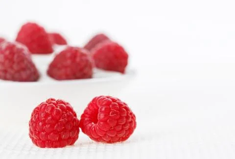 Still life with pair of raspberry on white linen table cloth, copy space desi Foto stock