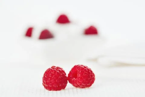 Still life with pair of raspberry on white linen table cloth, copy space desi Fotos Stock