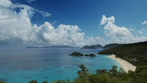 Still video with time lapse sky, trunk bay beach, St. John 動画素材 114402341