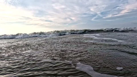Still video of a wave crashing into the camera, showing the force of the ocean Vidéo 336910673
