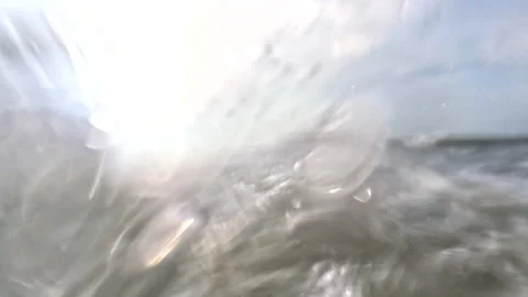 Still video of waves rolling by in slow motion; powerfull force of ocean water Vidéo 336872761