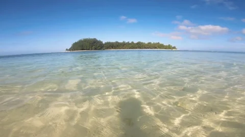 Still view look out to Koromiri islet from Muri beach during blue sky good weath Stock Footage 252178486
