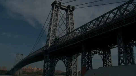 Still of Williamsburg Bridge, day.  Vídeo Stock 105871537